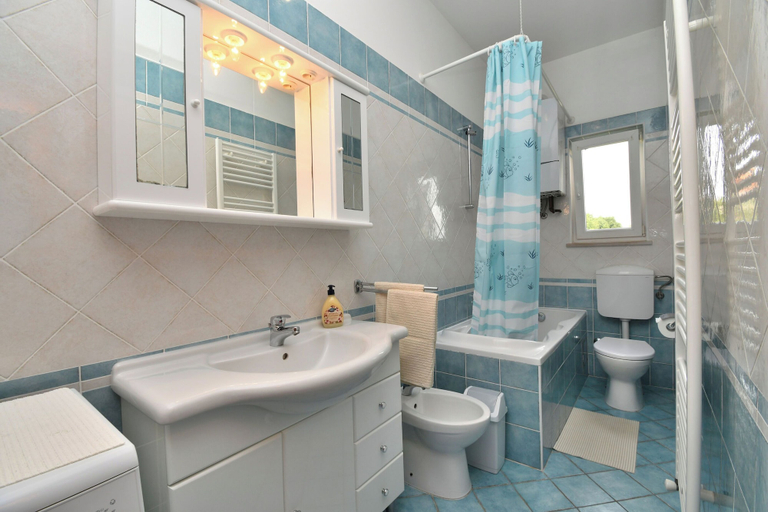 Bathroom 3, Apartment Marinko, Marčana