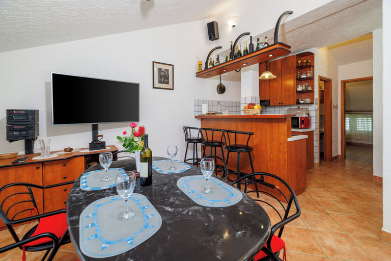 Food & Drinks 5, Apartments Rasa, Malinska-Dubašnica