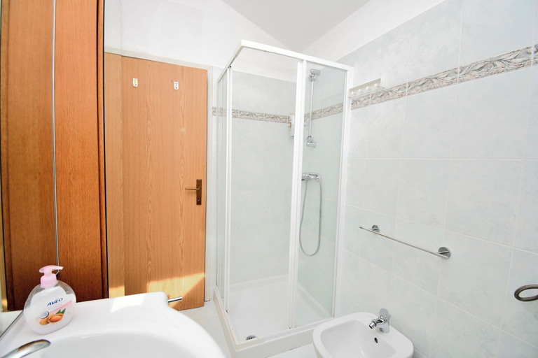 Bathroom 5, House Ariella, Umag