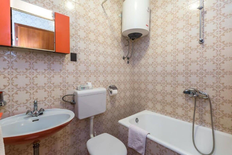 Bathroom 3, Apartments and Rooms Happiness, Tučepi