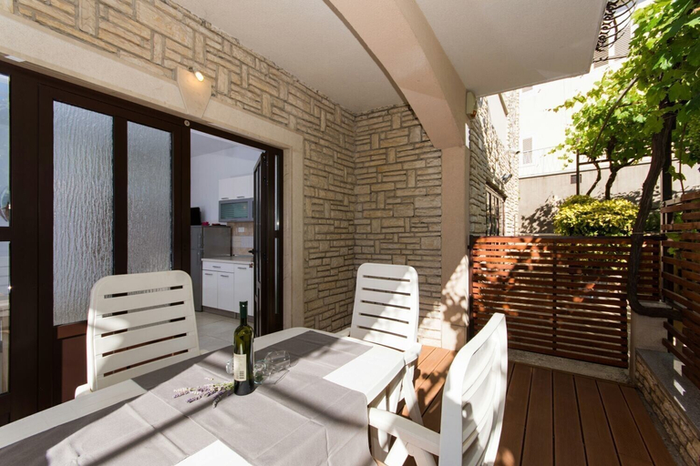 Others 5, Apartment Bareta, Okrug
