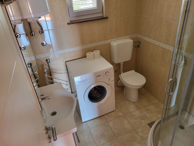 Bathroom 4, Apartments Leonardo, Nin