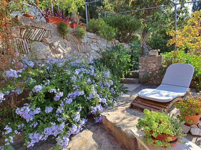 Courtyard 3, House Gora, Milna