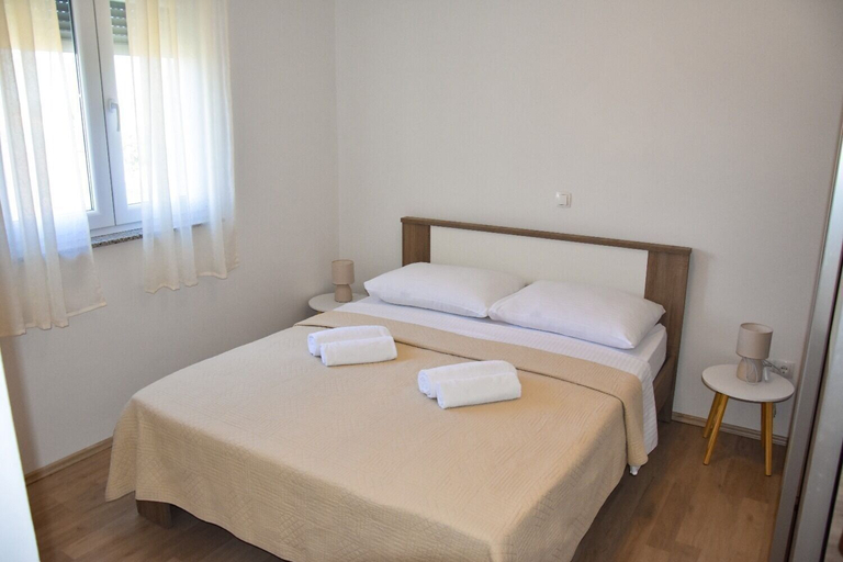 Room 2, Apartment Twigi, Nin