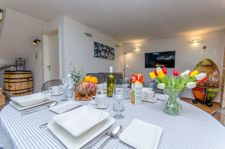 Food & Drinks 5, Villa Gromin Dolac, Jelsa