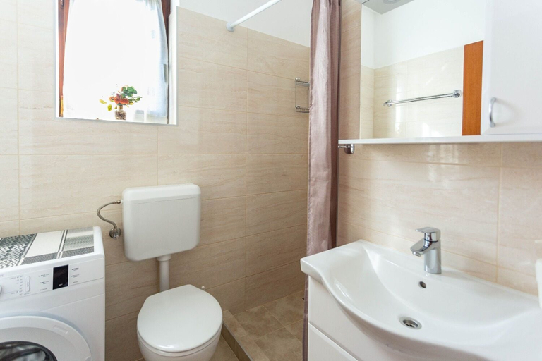Bathroom, House Milka, Sali
