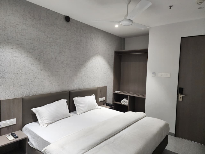 Room 3, HOTEL SHREEDARSHAN, Surat