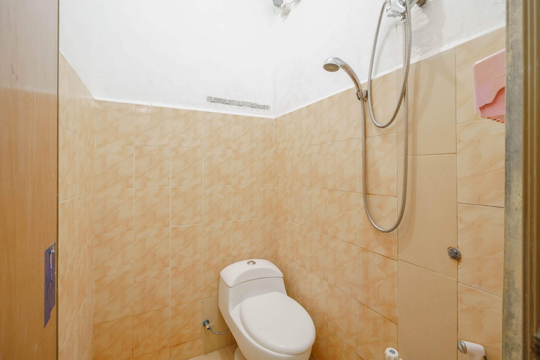 Bathroom, RedDoorz near Watervang Lubuk Linggau 2, Lubuklinggau