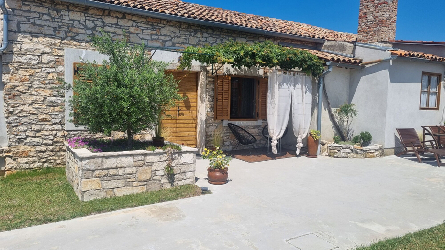 Courtyard 3, Apartments and Room Perstel, Marčana