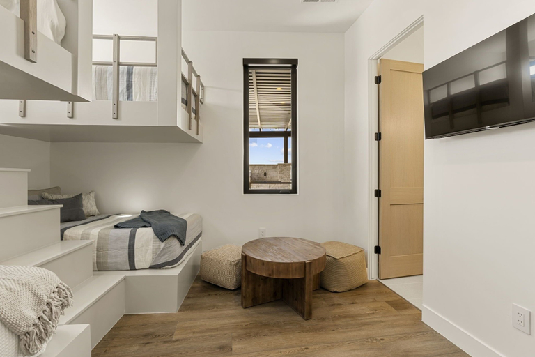 Room 3, Pearl Beach A 3 Bedroom Townhouse, Washington