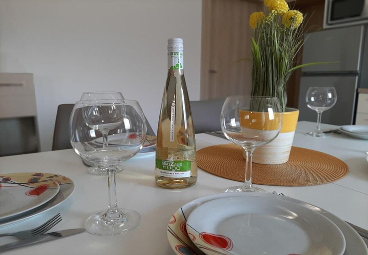 Food & Drinks, Apartment Sime, Nin
