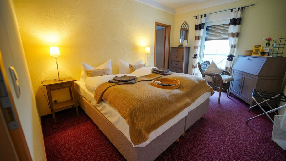 Bedroom 4, Gemeinschaftshof Mahlwinkel, Börde
