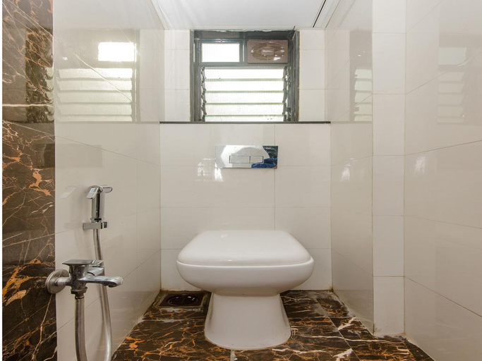 Bathroom 4, Hotel Cliff Hanger, Mumbai Suburban