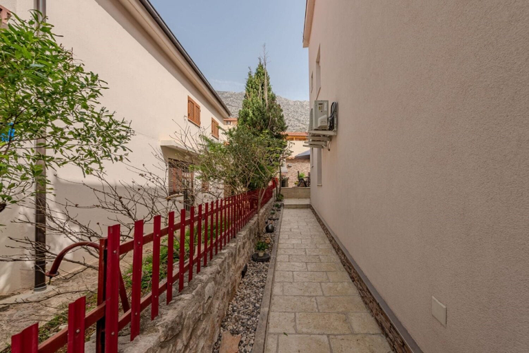 Courtyard 2, Apartments Mil, Karlobag