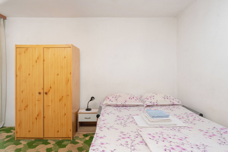 Room 4, Rooms Mat, Vir