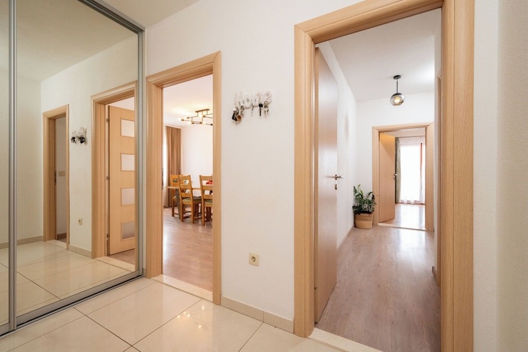 Others 4, Apartment Val, Okrug
