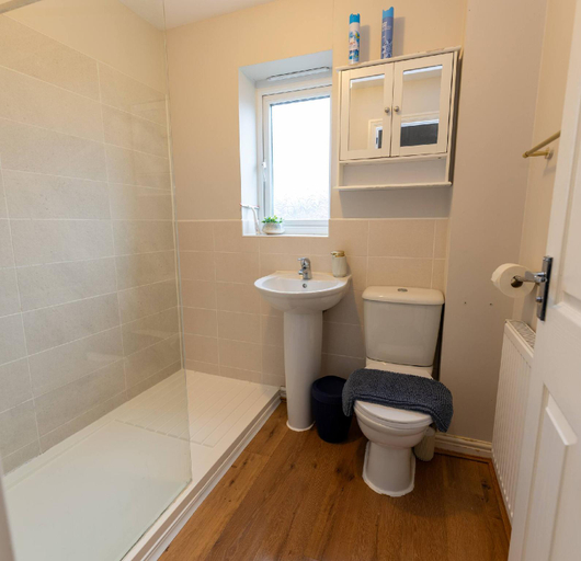Bathroom 5, Charming 5-bedroom Townhouse in Central Gloucester, Gloucestershire
