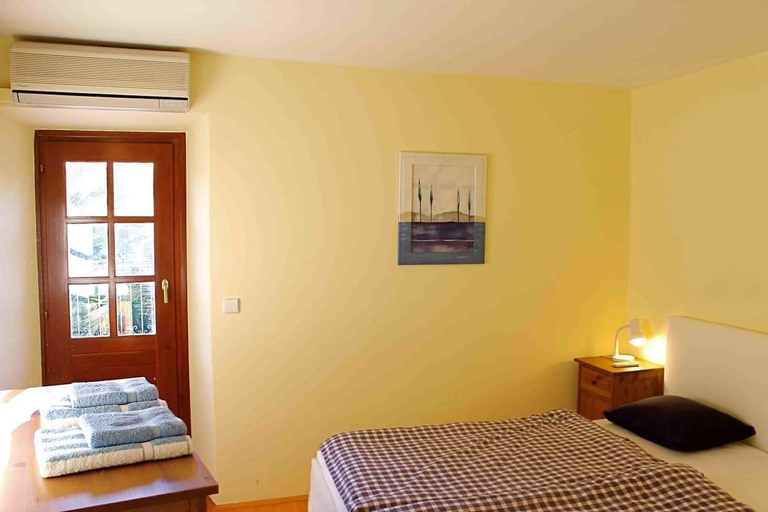 Room 4, House Davor, Sutivan