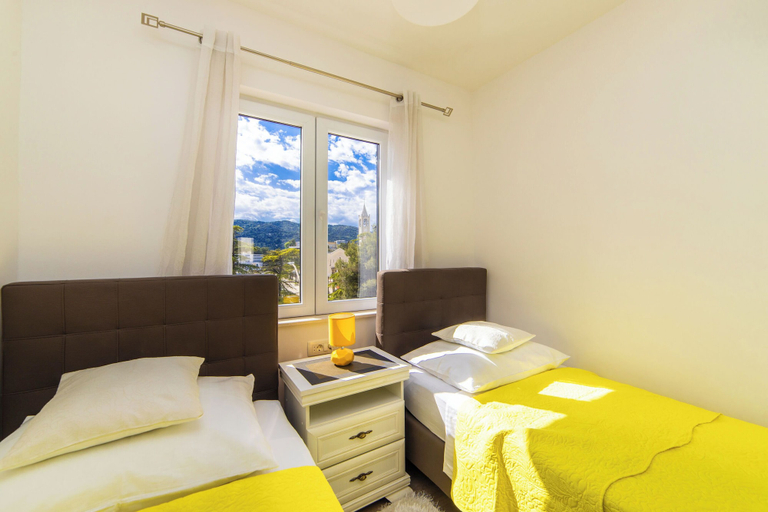 Room 2, Apartment Karlo, Ploče