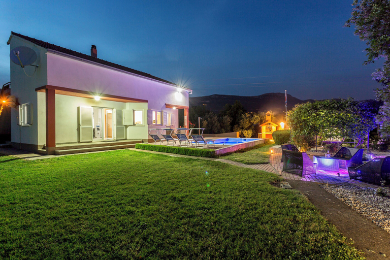 Courtyard, Villa Ezgeta, Kaštela