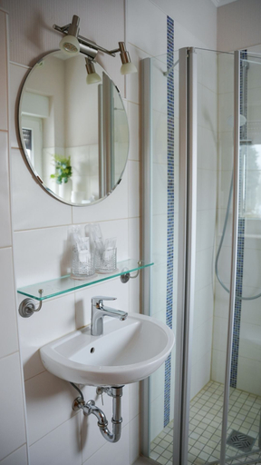 Bathroom 5, Gemeinschaftshof Mahlwinkel, Börde