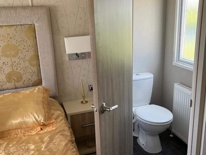 Bathroom 2, Cabin Sleeps 5 - Pets, Patio, Pool, Peaceful Place, East Lothian