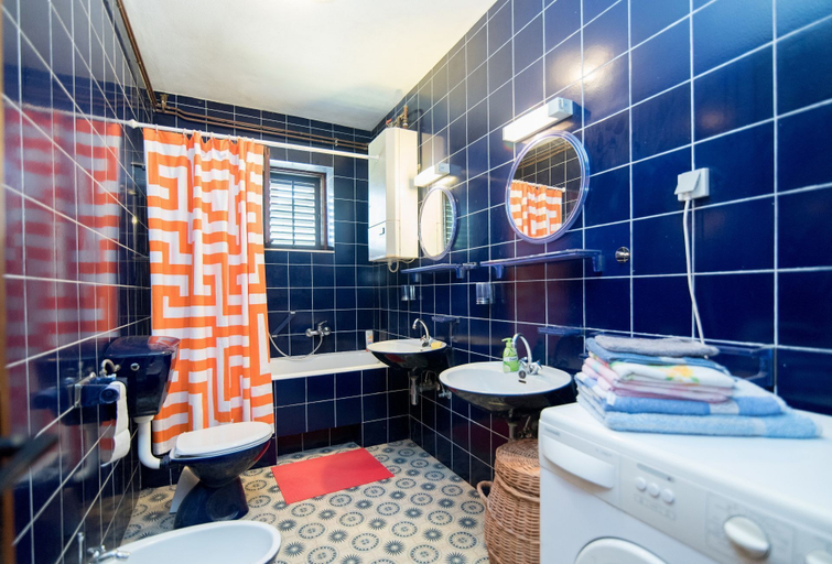 Bathroom, Apartment Damir, Postira
