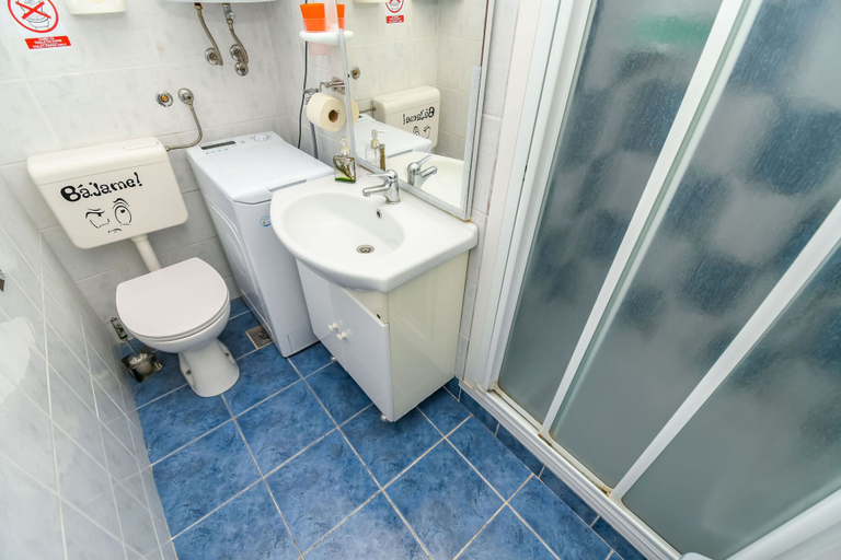 Bathroom, Apartment Denis, Okrug