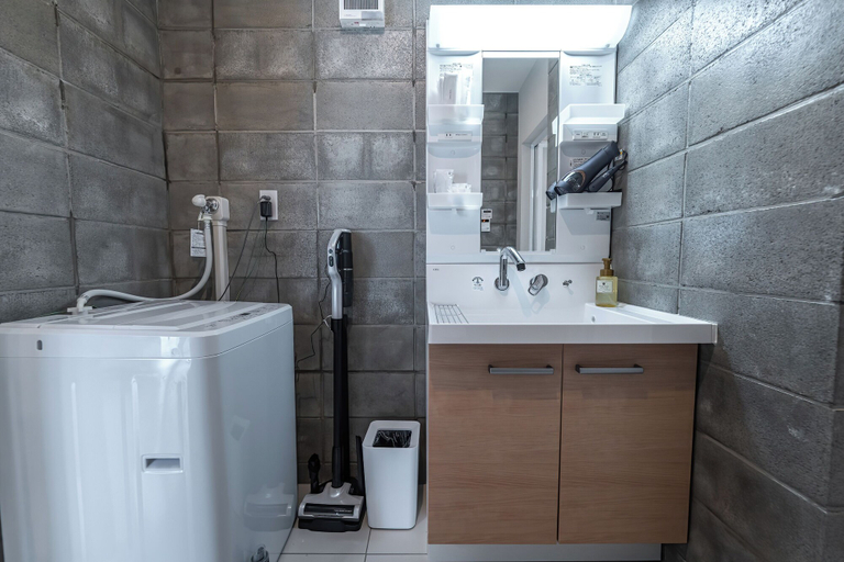 Bathroom 4, Hale Twelve AB, Miyakojima