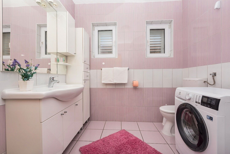 Bathroom 2, Apartments and Room Goran, Makarska