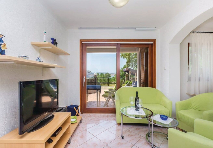Others 5, Apartments Ivni, Karlobag