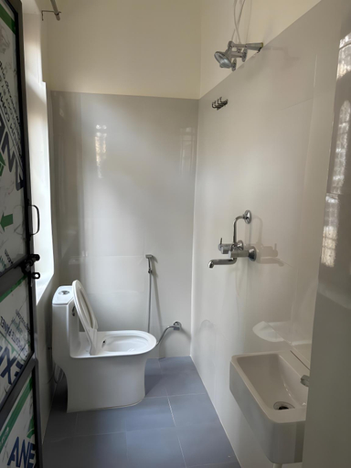 Bathroom, Pipewalas house, Varanasi