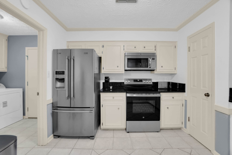 Room 5, Renovated Home With Game Room in Montgomery, Montgomery