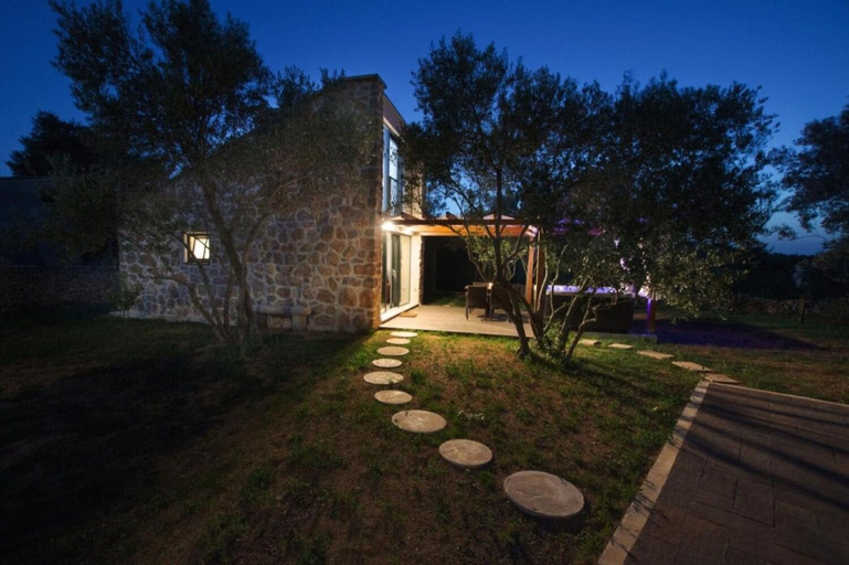 Courtyard 5, House Stone House With Jacuzzi, Preko