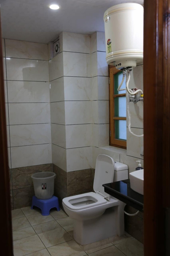 Bathroom 2, The Rohtang Chalet Cottage, Kullu