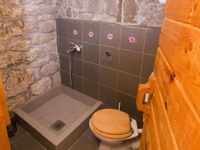 Bathroom 3, House Mario, Omiš
