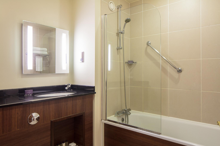 Bathroom 5, Dunston Hall Hotel, Spa & Golf Resort, Norfolk