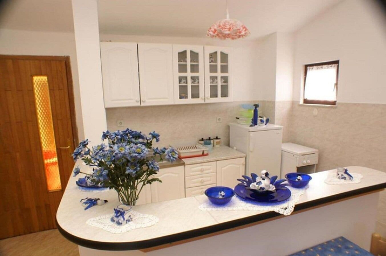 Others 4, Apartments Mari, Blato