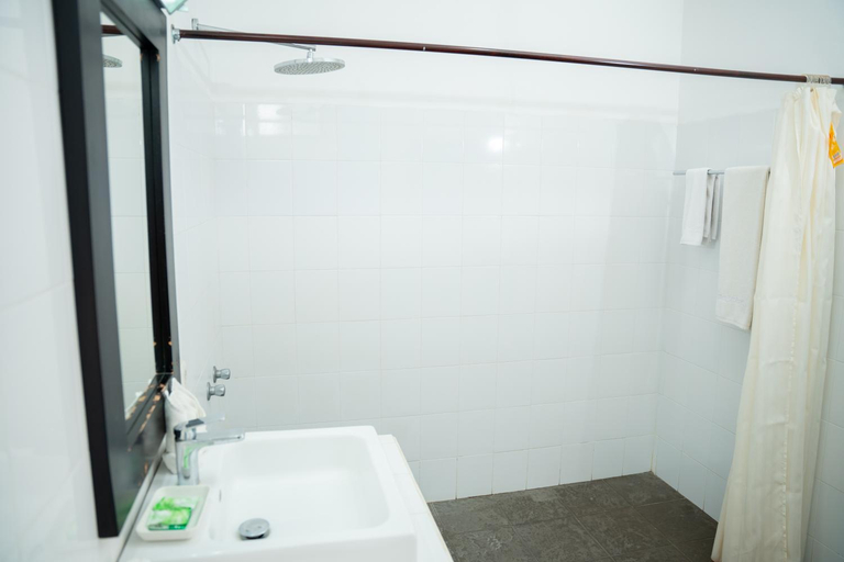 Bathroom 3, Tulamben Dive Resort, Karangasem