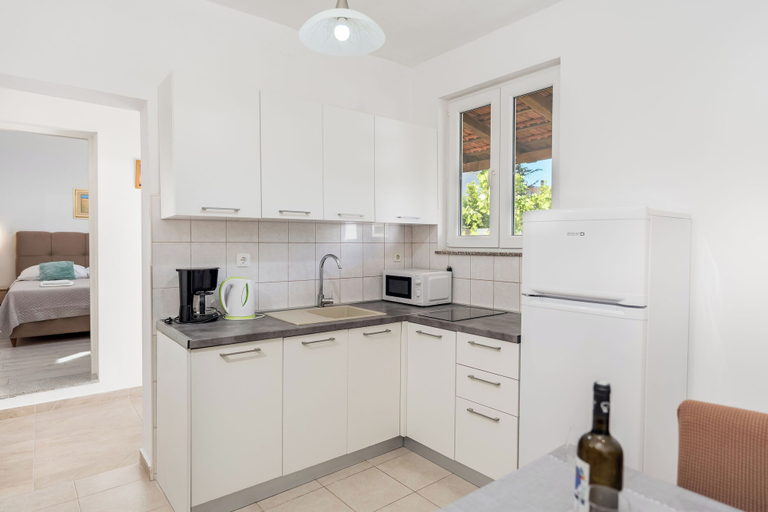 Others 4, Apartment Baras, Nin