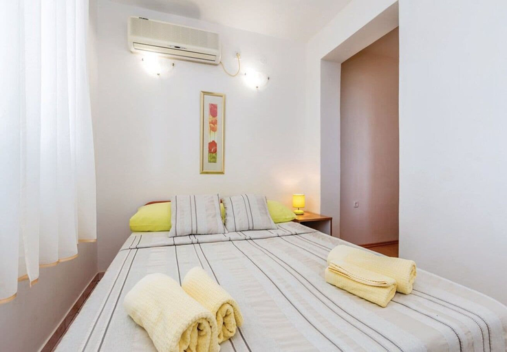 Bedroom 2, Apartments Ivni, Karlobag