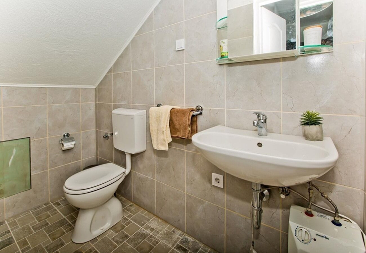 Bathroom 3, House Brapa, Hrvace
