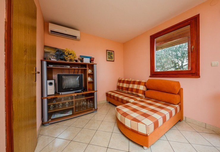 Others 4, House Bozena, Marina