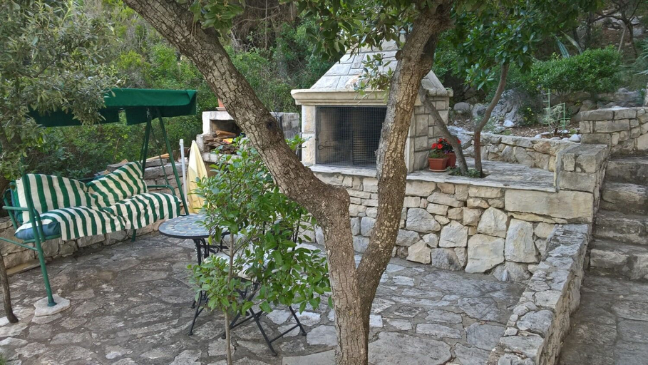 Courtyard 3, Apartments Desa, Blato