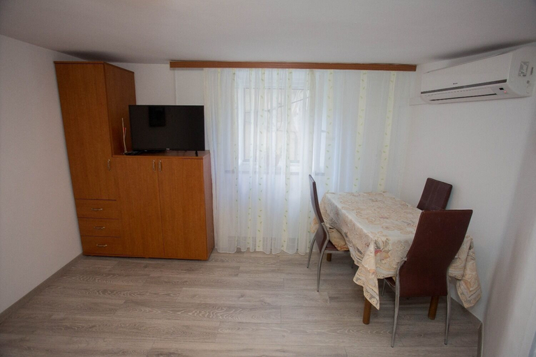 Others 5, Apartment Bozo, Split