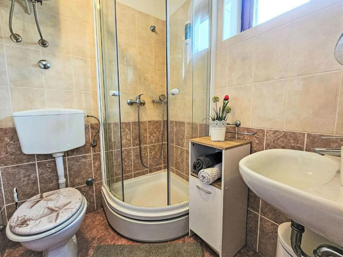 Bathroom 2, Apartment Bilice, Bilice