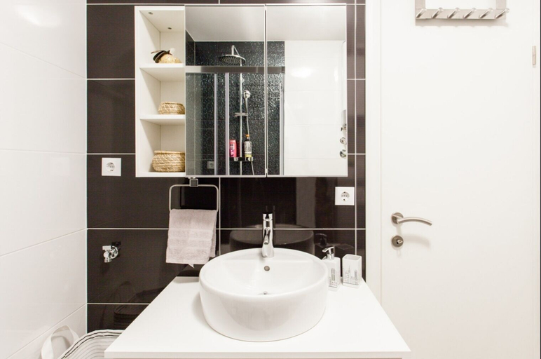 Bathroom 4, House Matenda House, Solin