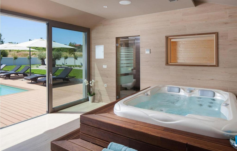 Bathroom 4, Villa Royal Green, Raša