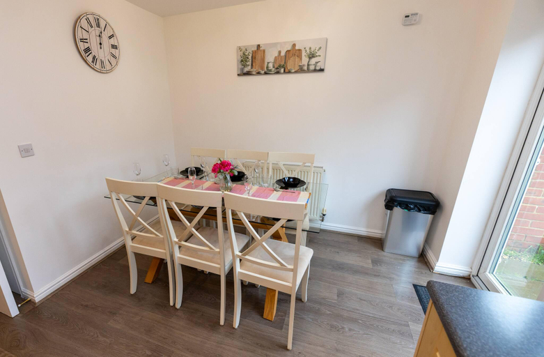 4, Charming 5-bedroom Townhouse in Central Gloucester, Gloucestershire