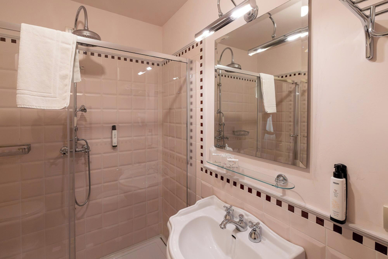 Bathroom 4, Hotel Patria, Pistoia